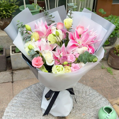 怀化9朵玫瑰混搭百合，爱恋纯真无邪